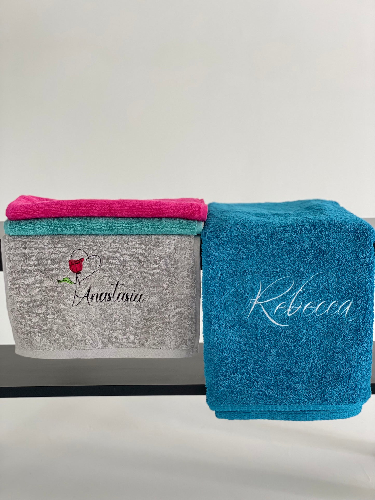 Bath towel set with custom name and flower