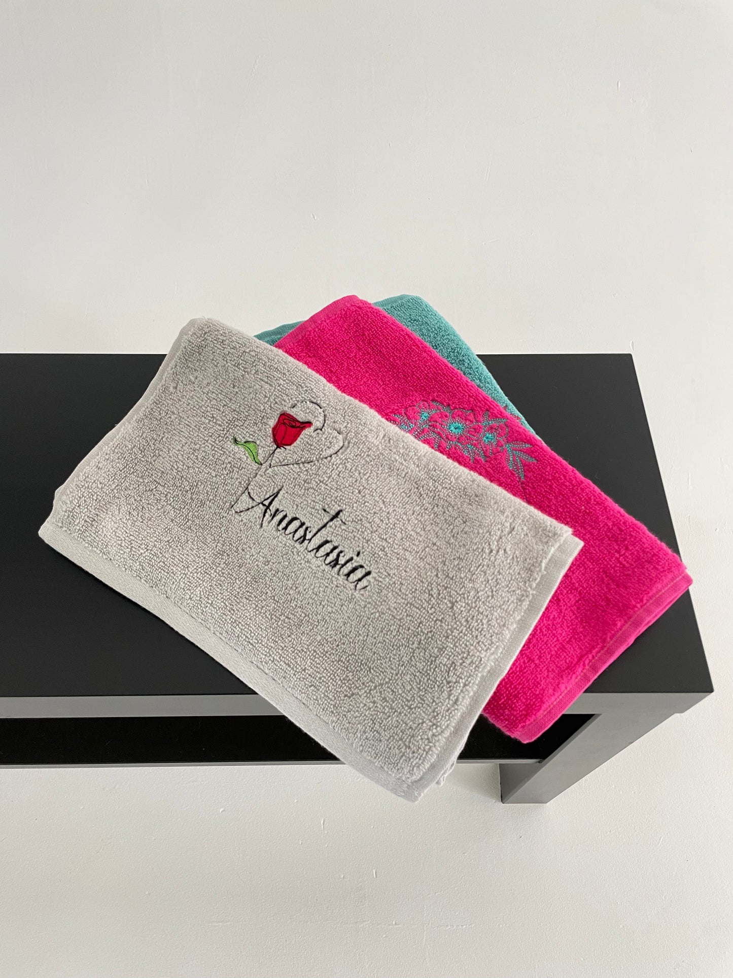 Bath towel set with custom name and flower