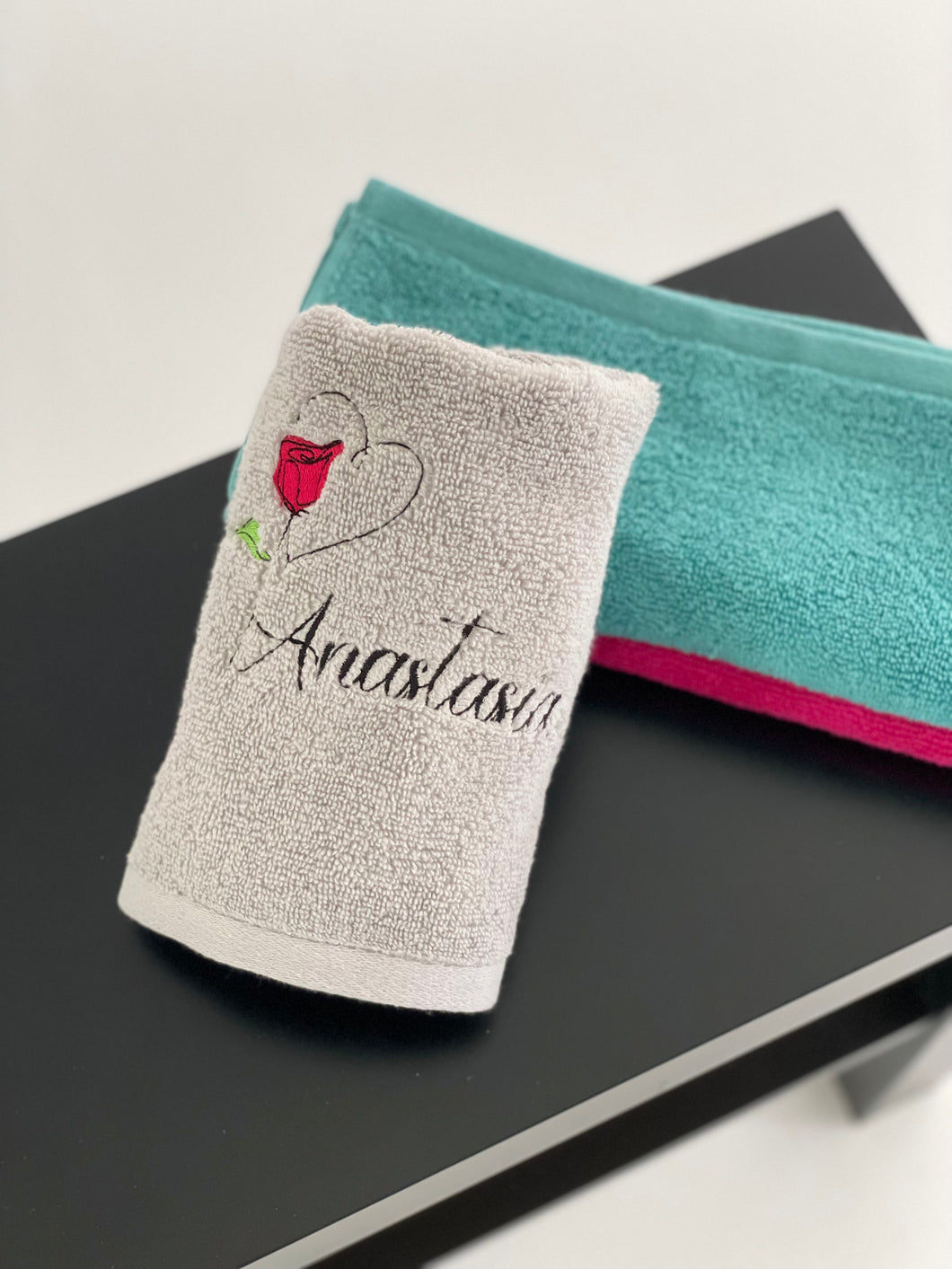 Bath towel set with custom name and flower
