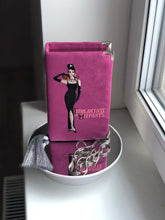 Load image into Gallery viewer, Book clutch - BREAKFAST AT TIFFANY&#39;S - purple lilac version - silver box

